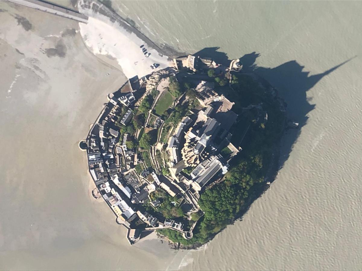Hebergements Situes A 6 Kms Du Mont Saint Michel Tanis Exterior foto