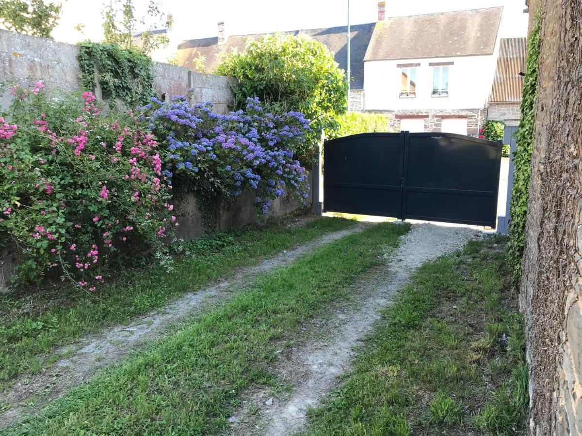 Hebergements Situes A 6 Kms Du Mont Saint Michel Tanis Exterior foto